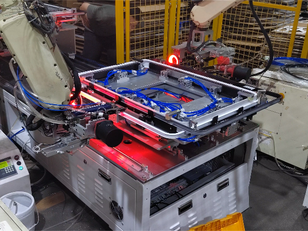 速耐自动铆钉枪灯具铆接现场