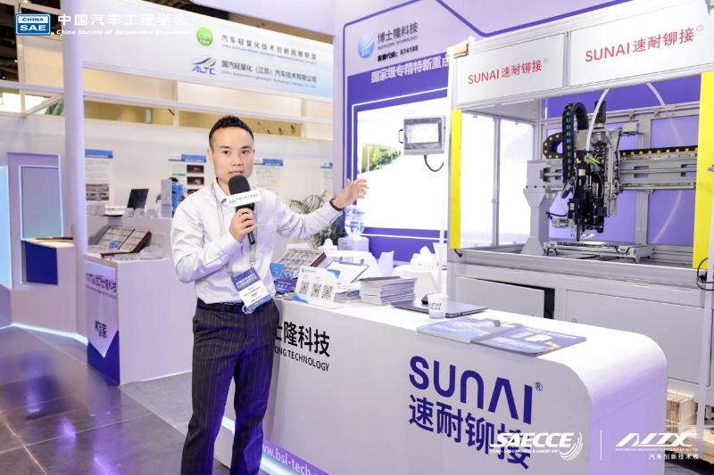 副总经理接受采访